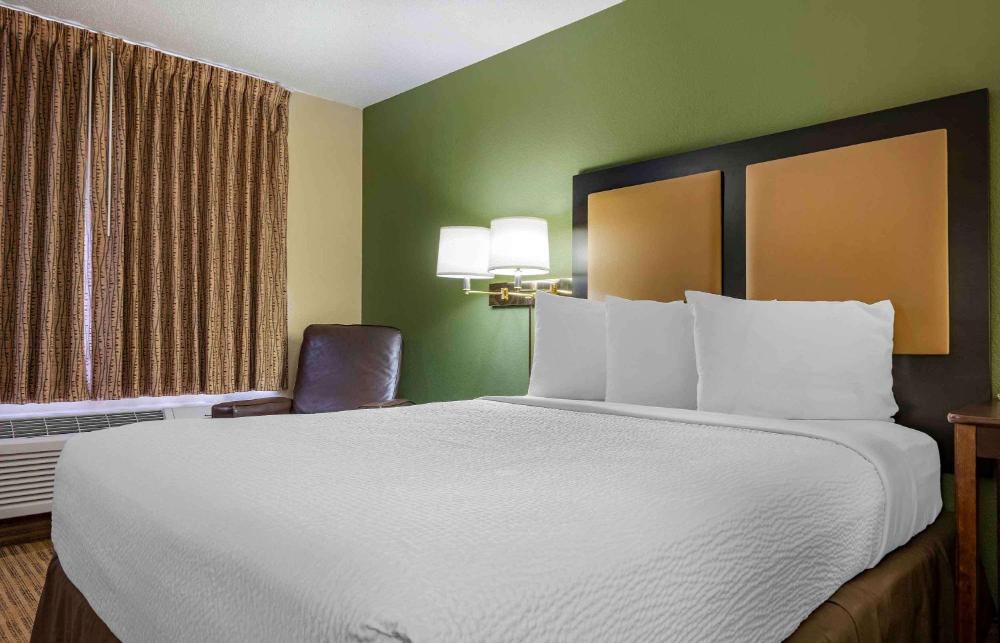 Queen studio with 1 Queen Bed - Disability Access/Non-Smoking interior